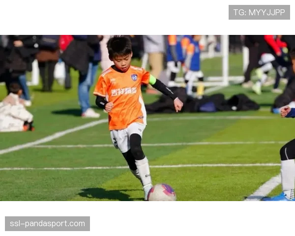 进攻Build Up阶段演变:边后卫内收成三中卫,顺足边锋承担推进工作 进攻Build Up阶段演变:边后卫内收成三中卫,顺足边锋承担推进工作